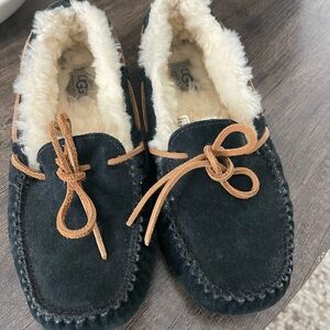 Women’s Ugg Dakota Wool lined suede slippers 
Size 7